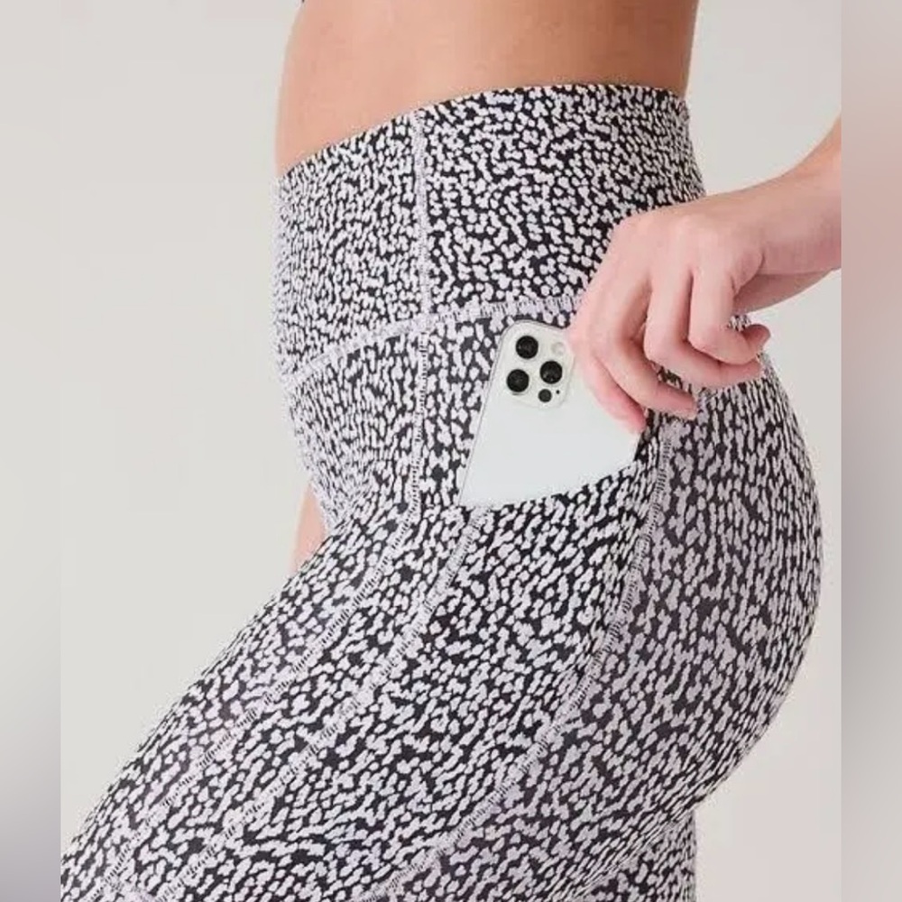 NWT Athleta Ultimate Stash Textured 7/8 Tight Size Large